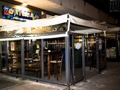 Ci spostiamo ora all�inizio di viale Einaudi, da sempre punto di incontro per i giovani �alla moda�. Qui si trovano, uno accanto all�altro, due posti �notturni�: un bar e una cornetteria. Il primo � la�Mojiteria�, aperto fino alle 4